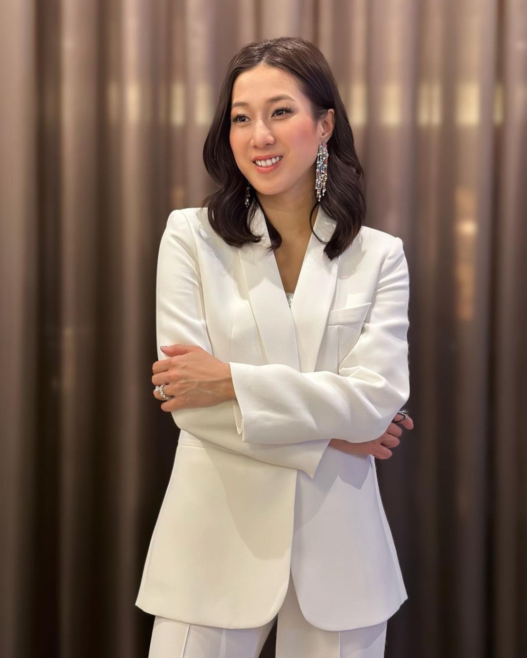 鍾嘉欣今日在IG貼出登台的照片，換上白色西裝的她轉行知性路線。