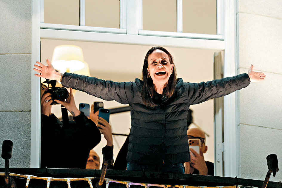 和平獎得主馬查多周四在奧斯陸的酒店陽台，向支持者打招呼。 