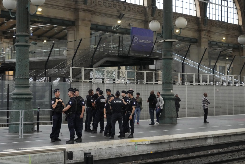 警方加强在巴黎北站的巡逻。美联社