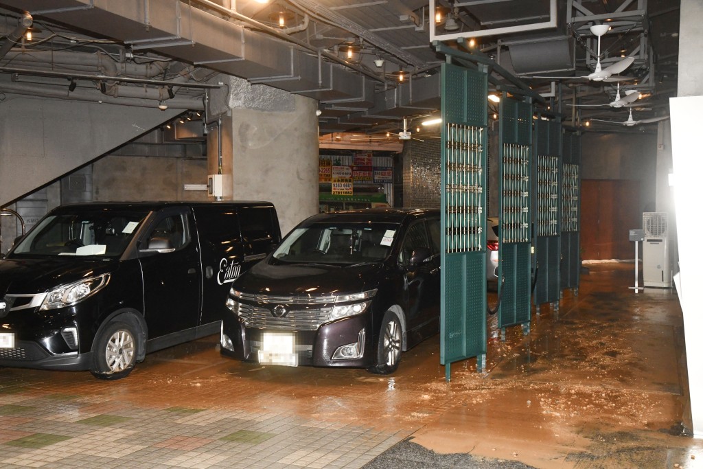 大量黃泥水湧入附近一間酒店停車場。徐裕民攝 大量黃泥水湧入附近一間酒店停車場。徐裕民攝