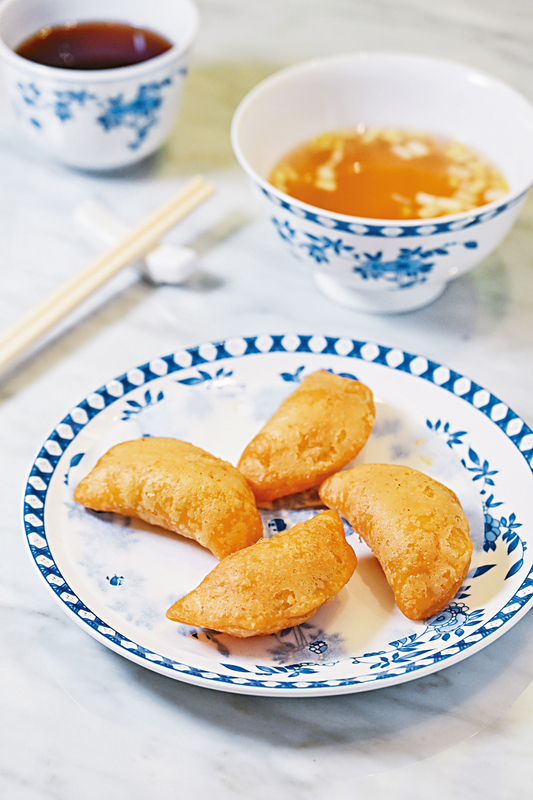 上汤炸粉果曾是茶楼最受欢迎的人气点心,脆卜卜的粉果放入热腾腾的上汤中,入口松化香软,滋味无比。