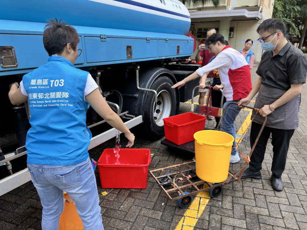 今早停水期間，水務署安排水車供市民載水使用。梁國峰攝