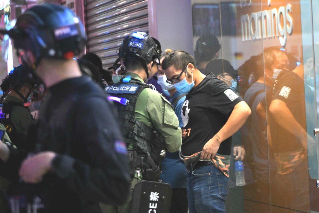 警員截查市民。