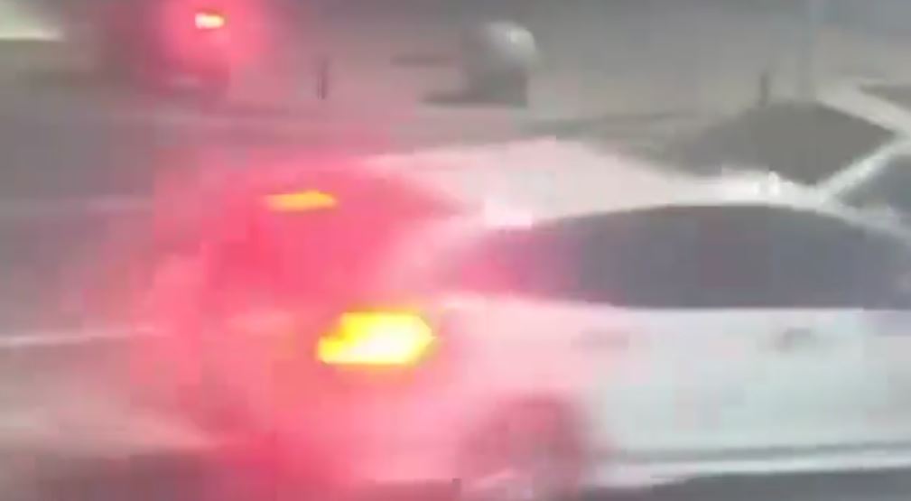 武漢交警蔣仲超因攔停衝路障汽車，被頂行逾600米殉職。微博