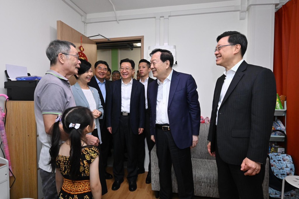 中央港澳工作辦公室主任、國務院港澳事務辦公室主任夏寶龍(右二)在行政長官李家超(右一)和房屋局局長何永賢(左三)陪同下,到訪一戶居於元朗攸壆路「簡約公屋」的家庭,與居民交流。 中央港澳工作辦公室主任、國務院港澳事務辦公室主任夏寶龍(右二)在行政長官李家超(右一)和房屋局局長何永賢(左三)陪同下,到訪一戶居於元朗攸壆路「簡約公屋」的家庭,與居民交流。