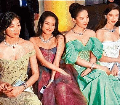 日籍女模森星（左一）鬆膊攝位，逼到舒淇（左二）尷尬縮埋。同場還有安妮夏菲維（右一）及劉亦菲（右二）。