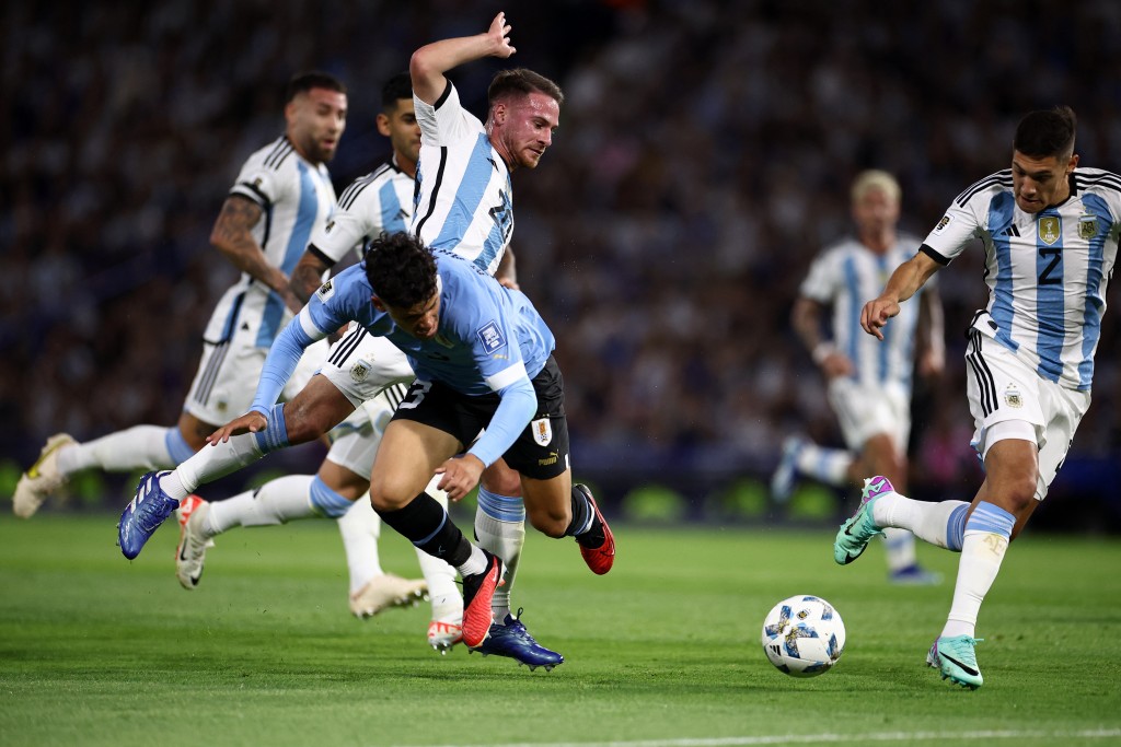 阿根廷主場對烏拉圭的世界盃南美洲區外圍賽，場面火爆兼火藥味重。路透社