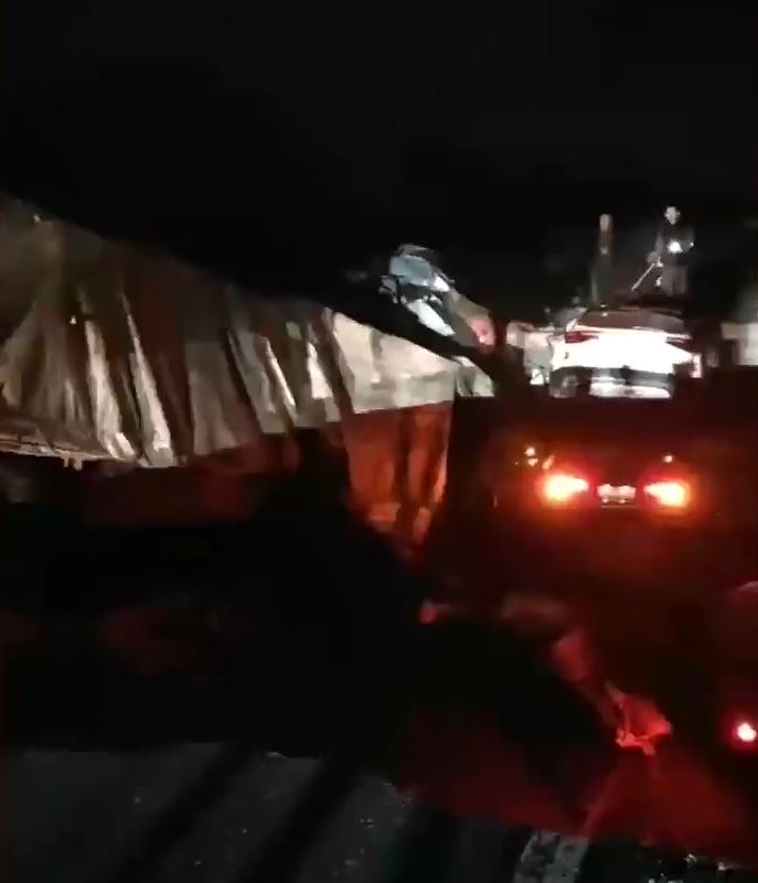 內蒙古有高速大橋斷裂，4車掉落其中造成2恐4傷。影片截圖