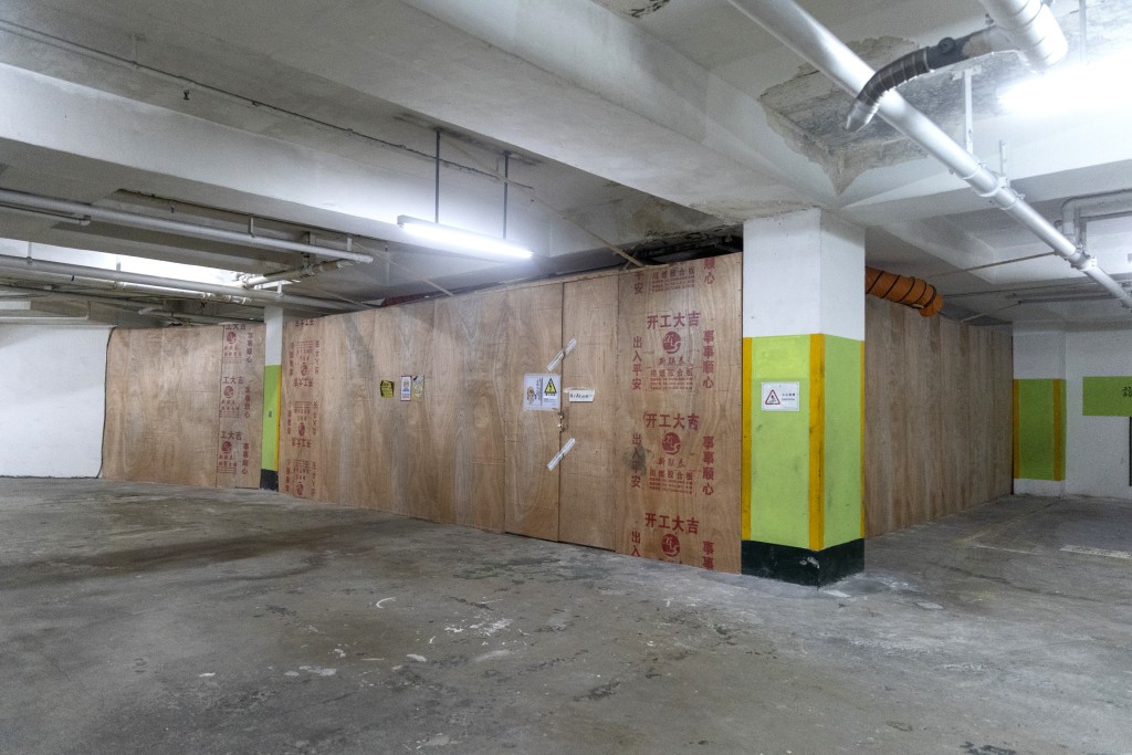 聽濤雅苑停車場未見安裝組件，只有用木板劃分的區域存放物資。