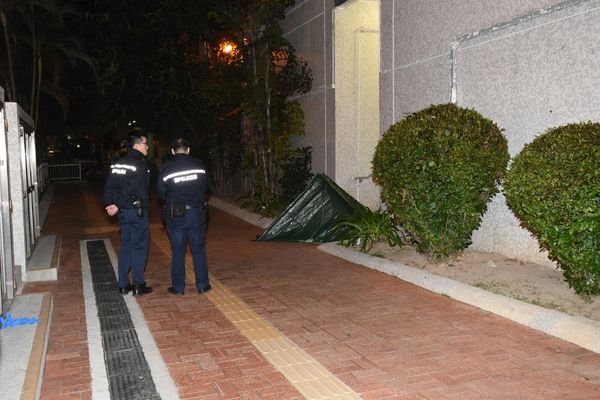 警方用帆布將屍體遮蓋。羅振輝攝