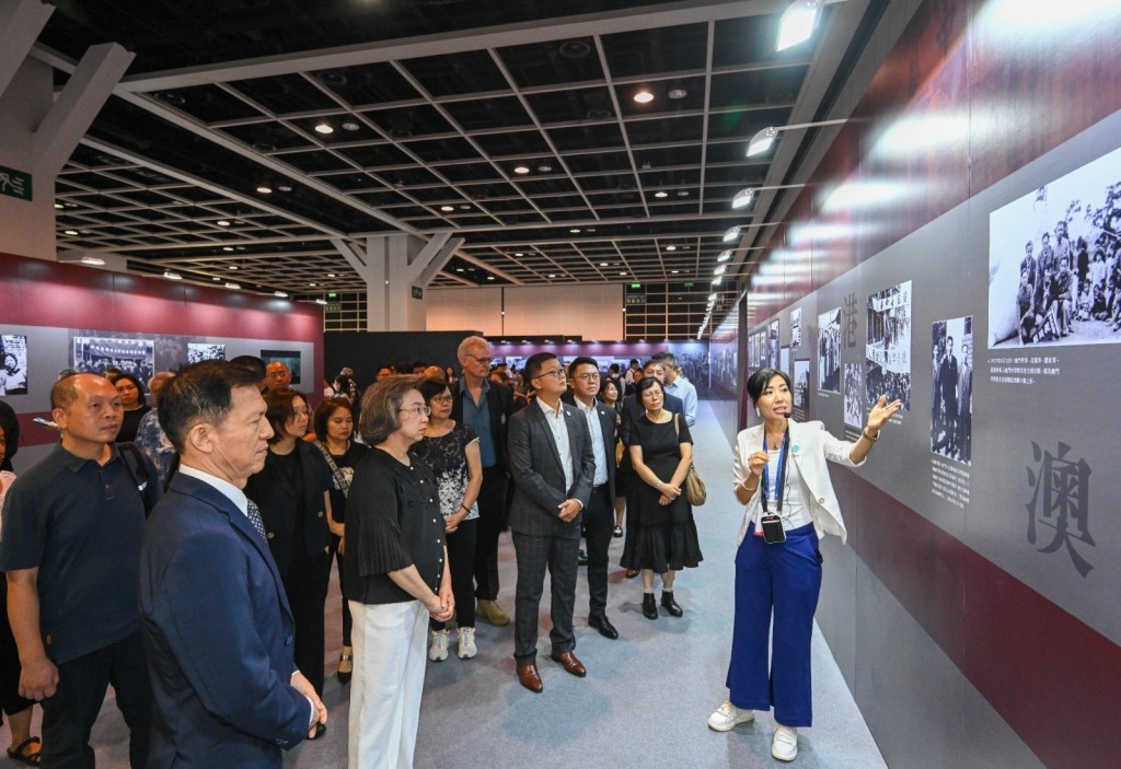 楊何蓓茵與多個公務員團體的代表參觀假香港會議展覽中心舉行的「銘記歷史 珍愛和平──紀念中國人民抗日戰爭暨世界反法西斯戰爭勝利80周年大型巡迴展覽」公務員事務局提供