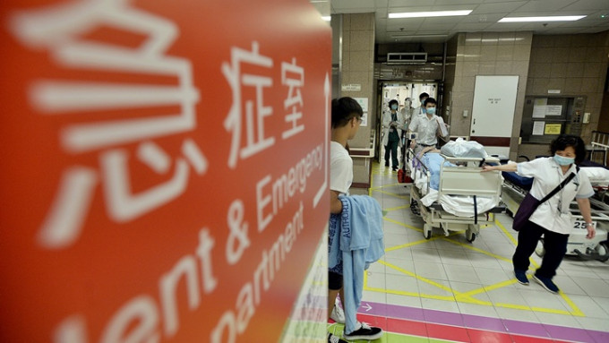 第五波疫情期间，本港医疗系统一度崩溃，大批病人在医院内外长期等待。（资料图片）
