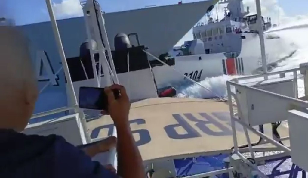 菲方拍到的中國海警船撞上解放軍艦一刻。Ｘ