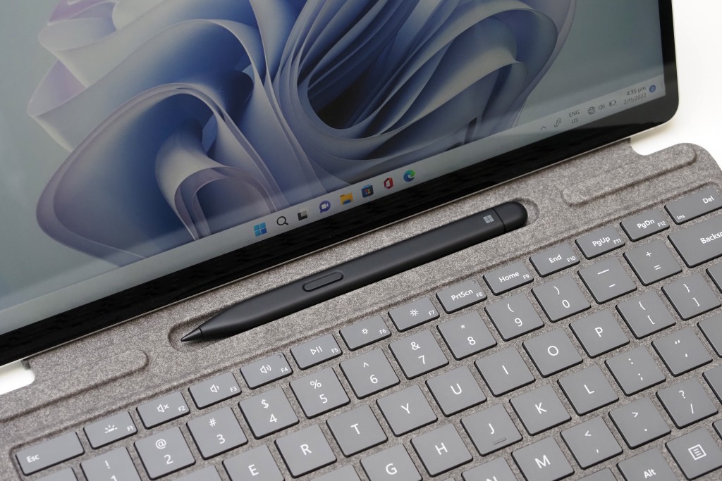 Surface Pro Signature鍵盤保護套設有筆槽,可收納附送的Surface第2代超薄手寫筆。