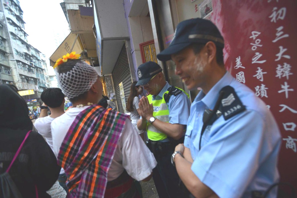 警員與眾同樂。