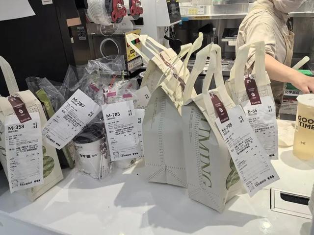 濟南經四萬達商場內爆單的飲品店。齊魯晚報