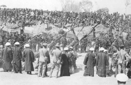 兩旁圍觀的人民,無人下跪。縱觀清史 兩旁圍觀的人民,無人下跪。縱觀清史