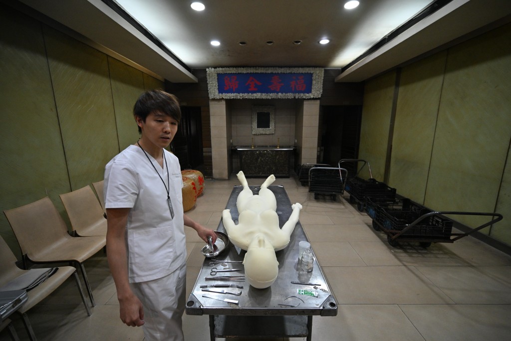 鄭先生稱,今次是他第一次向公眾講解遺體防腐與修復工作。 鄭先生稱,今次是他第一次向公眾講解遺體防腐與修復工作。