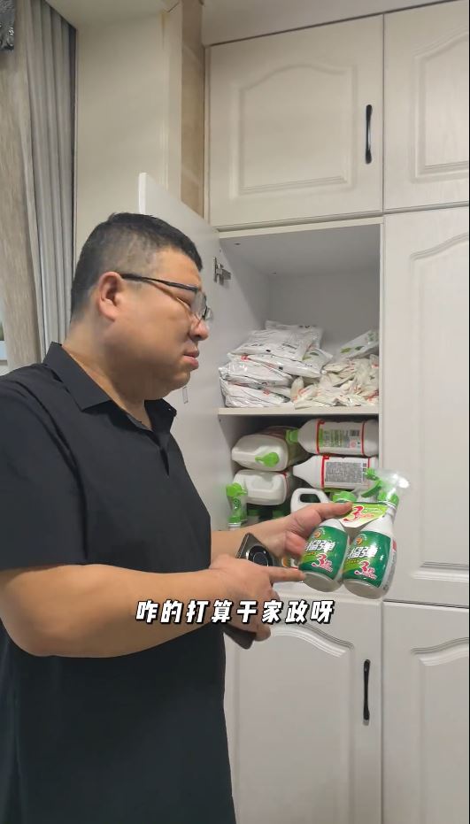 “一本逗”批评老婆囤积太多生活用品。抖音＠一本逗
