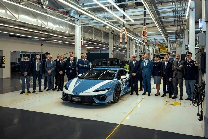 意大利警察的Temerario负责移植器官运送等高优先级紧急任务。Lamborghini