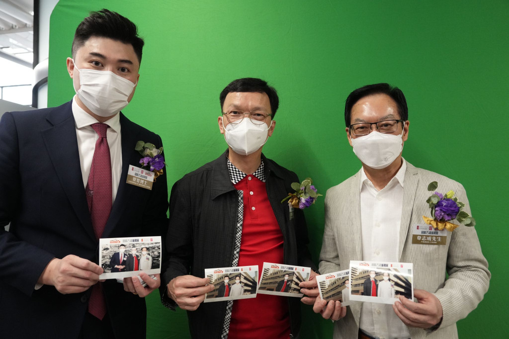 左起：蔡晋博士、廖振新先生和韋志成先生在懷舊互動攝影區，選擇了多個香港懷舊畫面拍照留念。