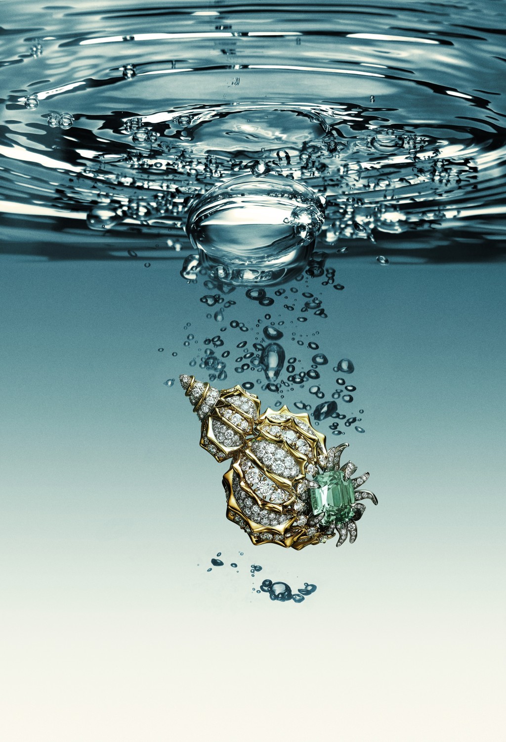 Shell鉑金及18K黃金鑽石胸針，鑲嵌一顆重逾8卡的綠色碧璽。