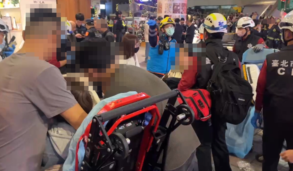 中山站外多人遭砍傷。 中時