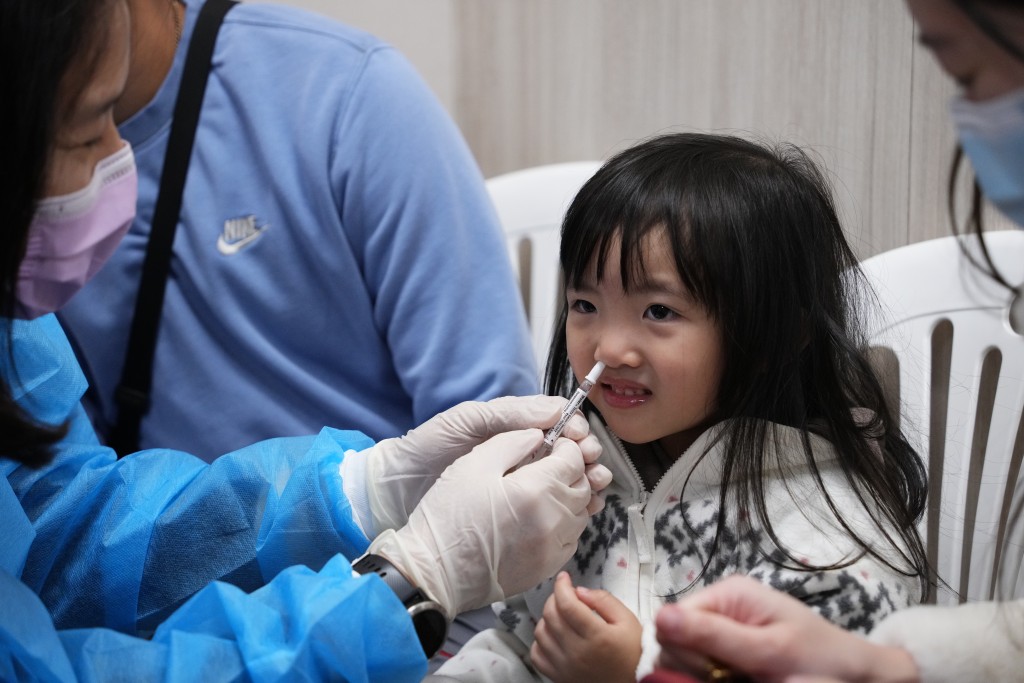 過去數年只有約四分之一參與「學校外展（免費）計劃」的幼稚園和幼兒中心選用噴鼻式減活流感疫苗。資料圖片