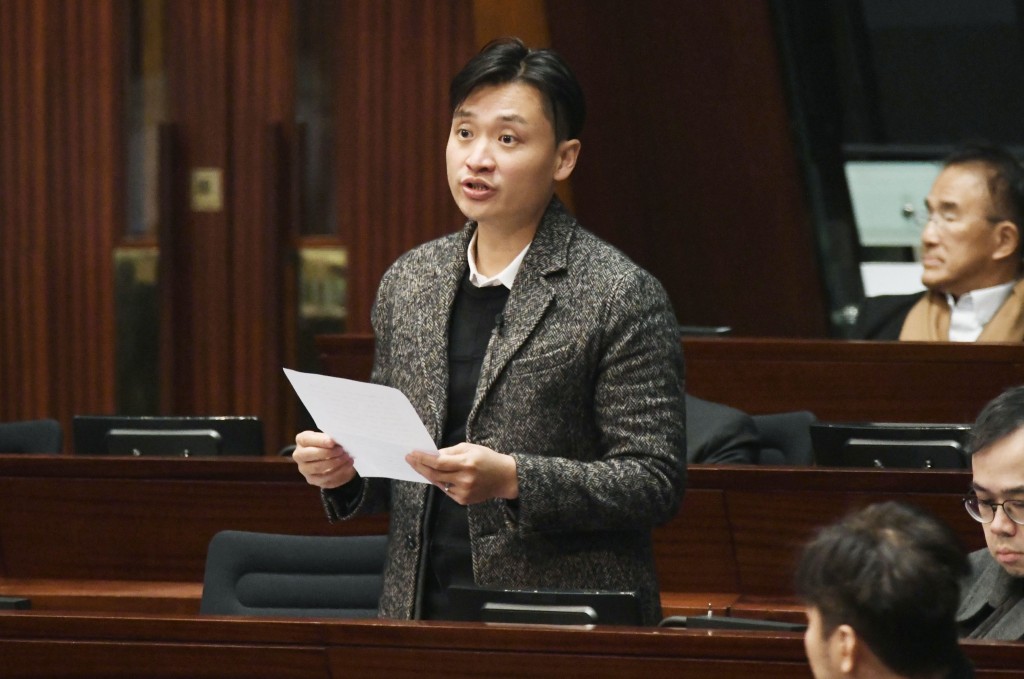 民建聯議員鄭泳舜提到，現時在維港兩岸公共空間舉辦活動面臨不少限制。