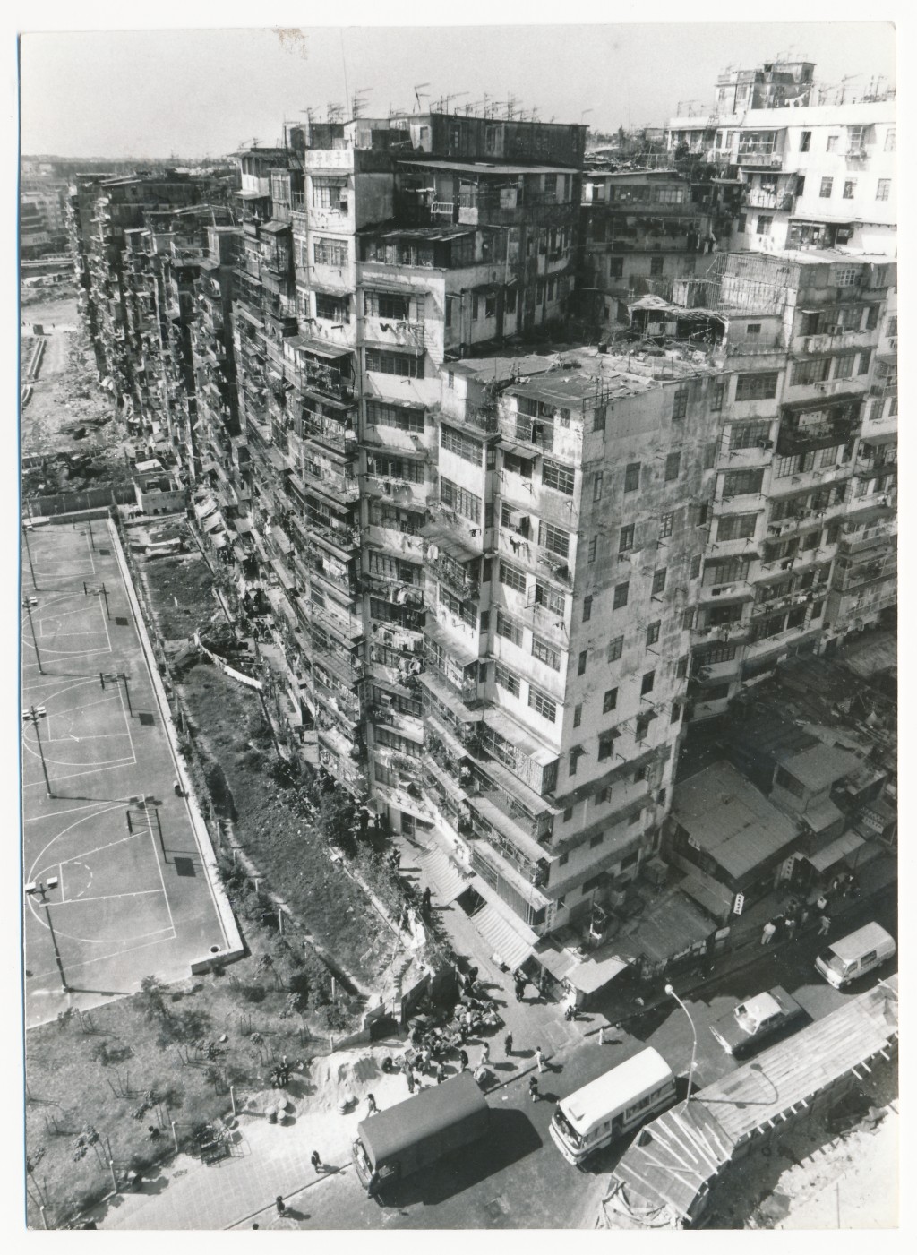 清拆前的九龙城寨，大楼约十层高，密密麻麻。资料图片