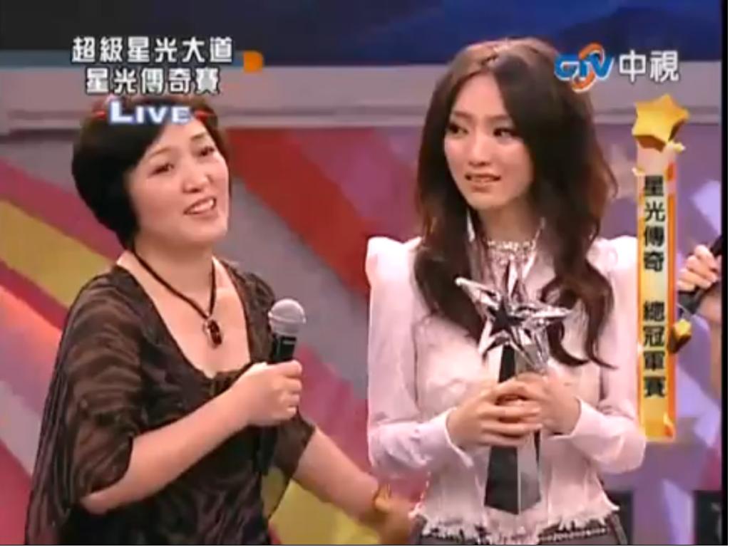 閻奕格早年揚威台灣《超級星光大道》，左為母親熊岳。