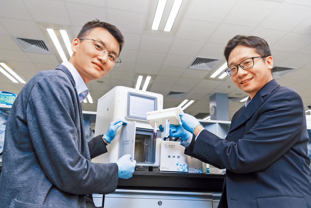 城大博士畢業生、晶准醫學團隊的鄒恒博士（左）及余瑋健博士（右）。