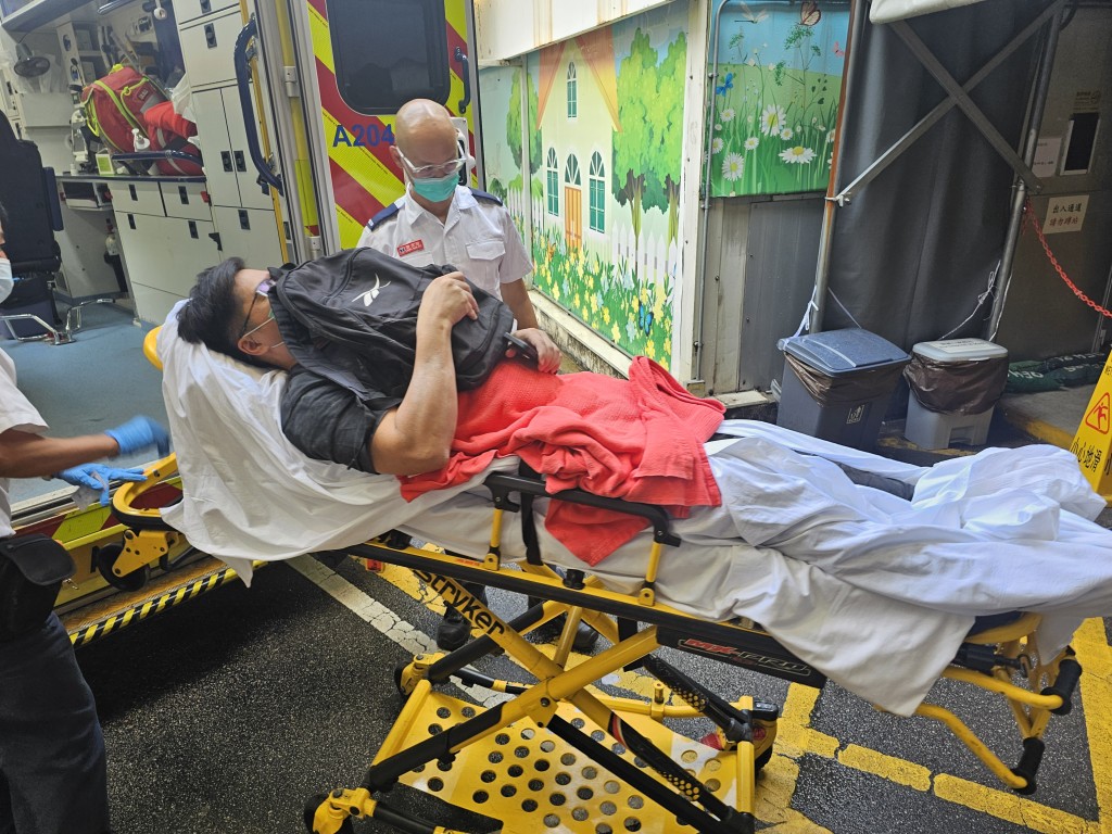 傷者由救護車送往伊利沙伯醫院治理。 傷者由救護車送往伊利沙伯醫院治理。