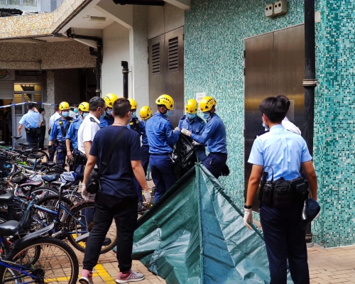 死者遺體被移到地面，以帳篷遮蓋暫時存放。 梁國峰攝
