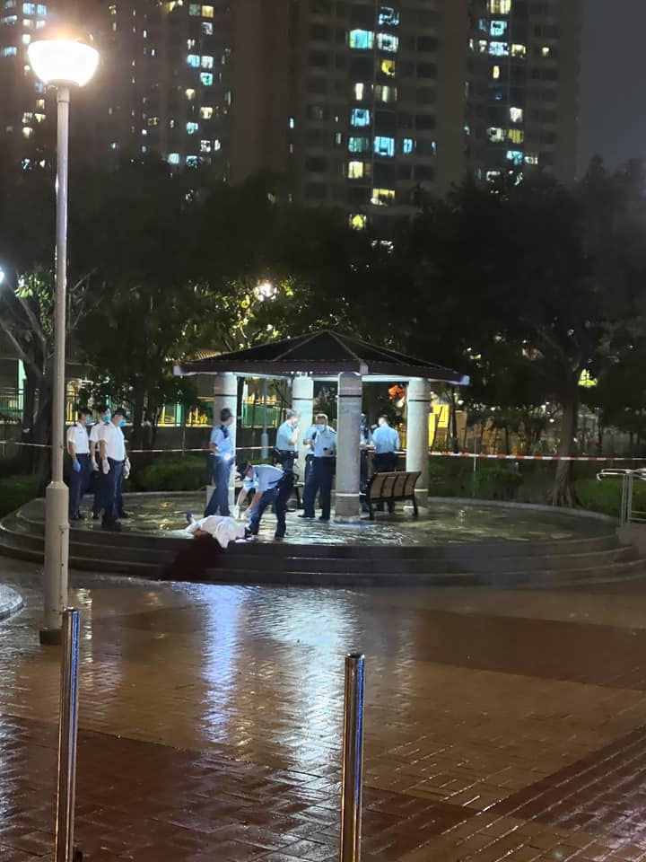 警方以白布遮蓋男子遺體。fb「真.屯門友」Eddie Chan圖片