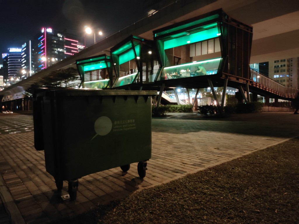 现场所见，食环署至少加设两个巨形垃圾桶，方便巿民弃置垃圾。(莫家文摄)
