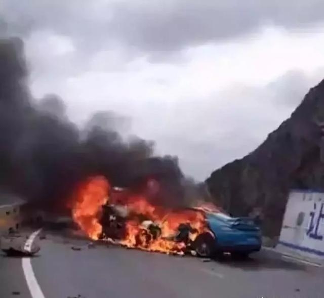 車禍事故現場燃起熊熊大火。(網圖)