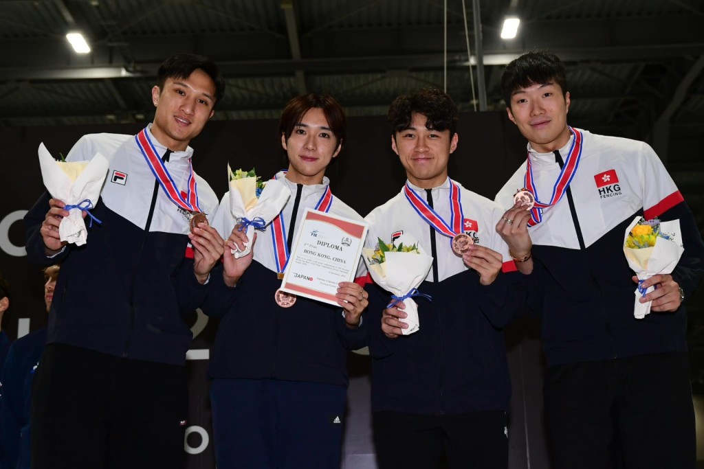 香港男子花剑队夺世界杯铜牌。