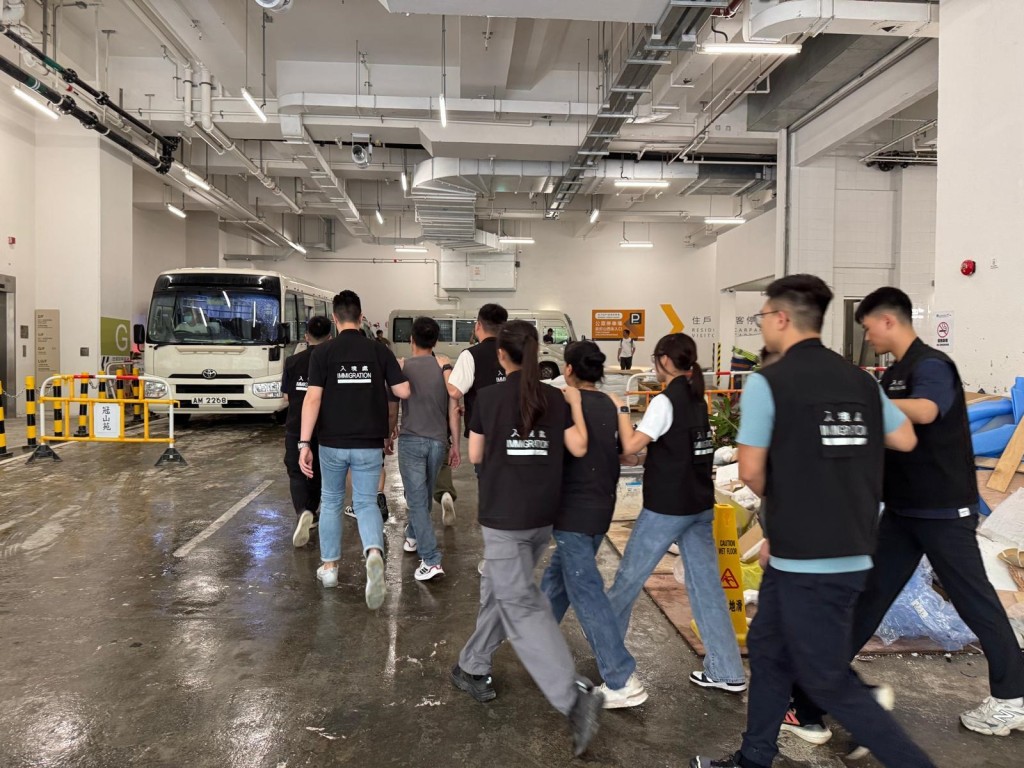 入境處拘捕13名非法勞工及8名僱主。 入境處拘捕13名非法勞工及8名僱主。