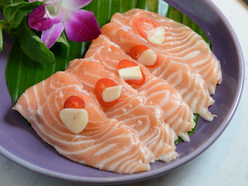 三文魚刺身雖然美味，但可能暗藏寄生蟲。(資料圖片)