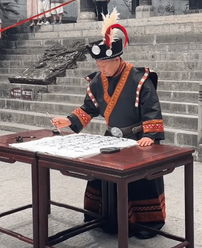洪金寶表演寫大字。
