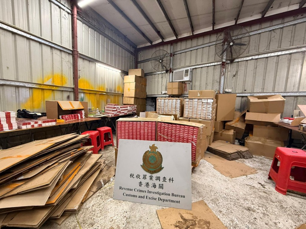 人員在鐵皮場內發現大量懷疑用作製造私煙的原材料、私煙成品,以及與製煙生產線相關的機器。 人員在鐵皮場內發現大量懷疑用作製造私煙的原材料、私煙成品,以及與製煙生產線相關的機器。