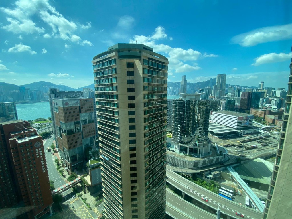 單位近望附近市景,更可遠眺部分海景。