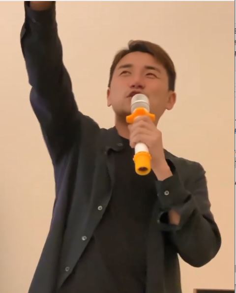 同山頂朋友打招呼最寬容。