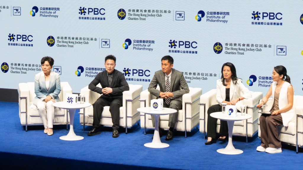 座談演講5「賽場無界：運動精英引領公益慈善未來」由奧運金牌得主李小鵬（左二）、鄧亞萍（左一）、楊揚（右二）以及國際球賽裁判馬寧（中）展開討論。