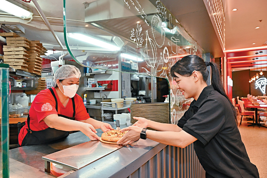 ■Miki分享待客心得之一，是多點學習廚房運作和熟知菜式內容，以照顧不同顧客的需要，例如不吃豬肉、有食物敏感等。