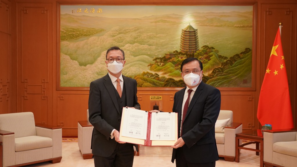 外交部駐香港特別行政區特派員公署副特派員方建明（右）見證《關於在香港特別行政區設立國際調解院籌備辦公室的安排》的簽署。左為律政司司長林定國資深大律師。