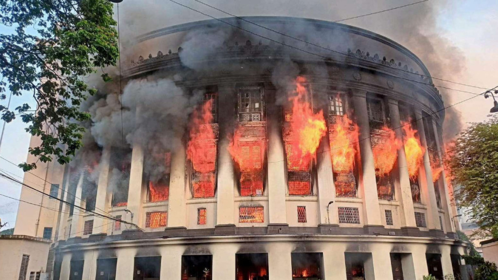 有過百年歷史的菲律賓馬尼拉中央郵局在一場大火中付之一炬。(路透社)