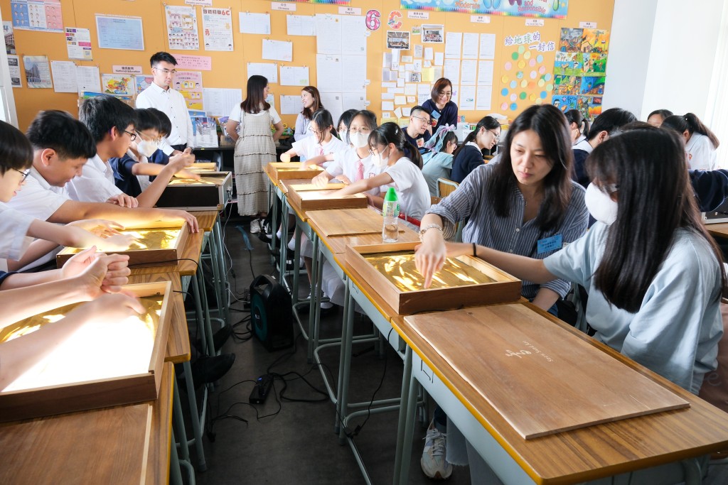 沙畫創作可讓同學學懂以藝術方式感受和表達情感。 沙畫創作可讓同學學懂以藝術方式感受和表達情感。