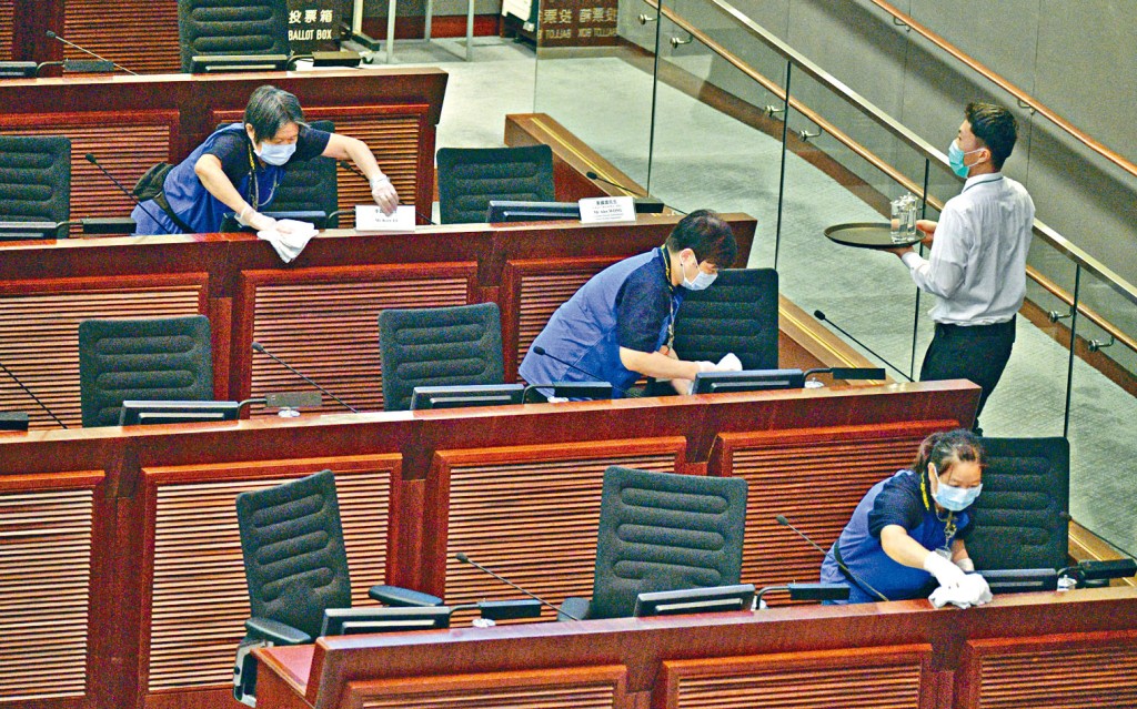 財委會特別會議續審新年度財政預算案，疫情下工作人員加強清潔座位。